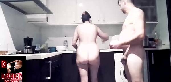  Sale de la ducha vestida solo con una toalla y desnuda, quiere que su marido la empotre en la cocina y le chupe los pies